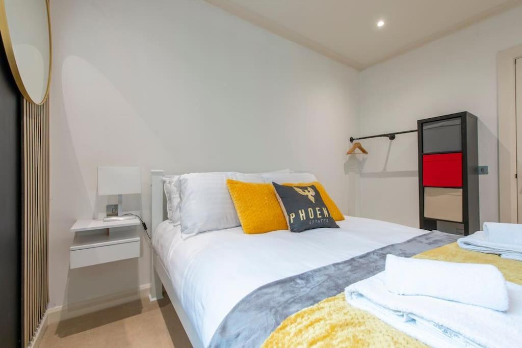 Apartment 24hr Concierge, Gym, Pool, Museum, Shopping Centre *