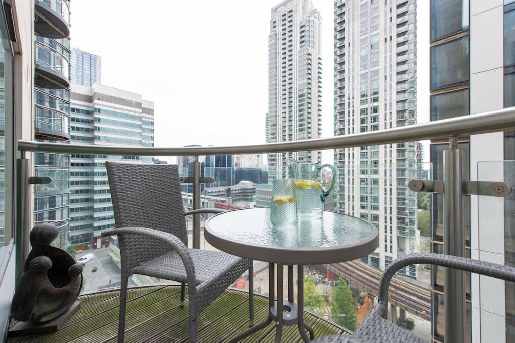 24hr Concierge, Gym, Pool, Museum, Shopping Centre Apartment *
