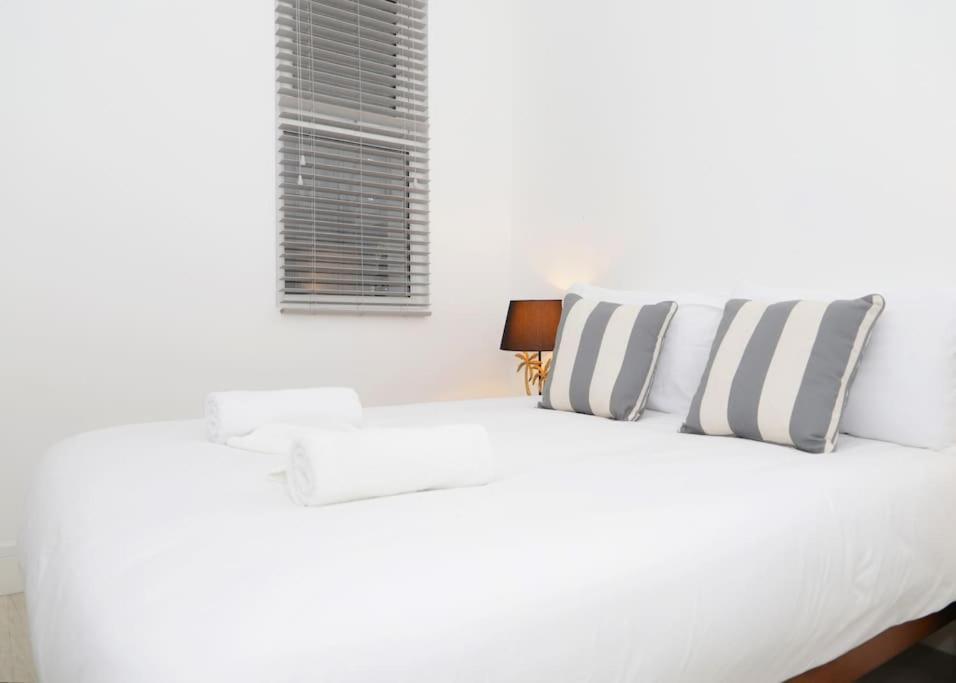 Leilighet Stylish Flat With Garden, Close To