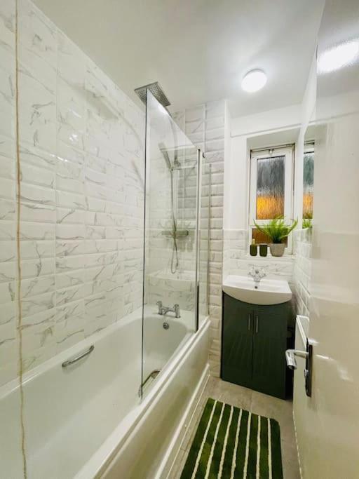 2bd Canarywharf Mile End Private Balcony Free Parking Londen