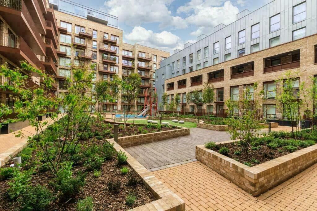 Lejlighed 1br Gem In Shared Near O2 Arena & Excel With Patio, Private Bath, Free Parking & Garden London
