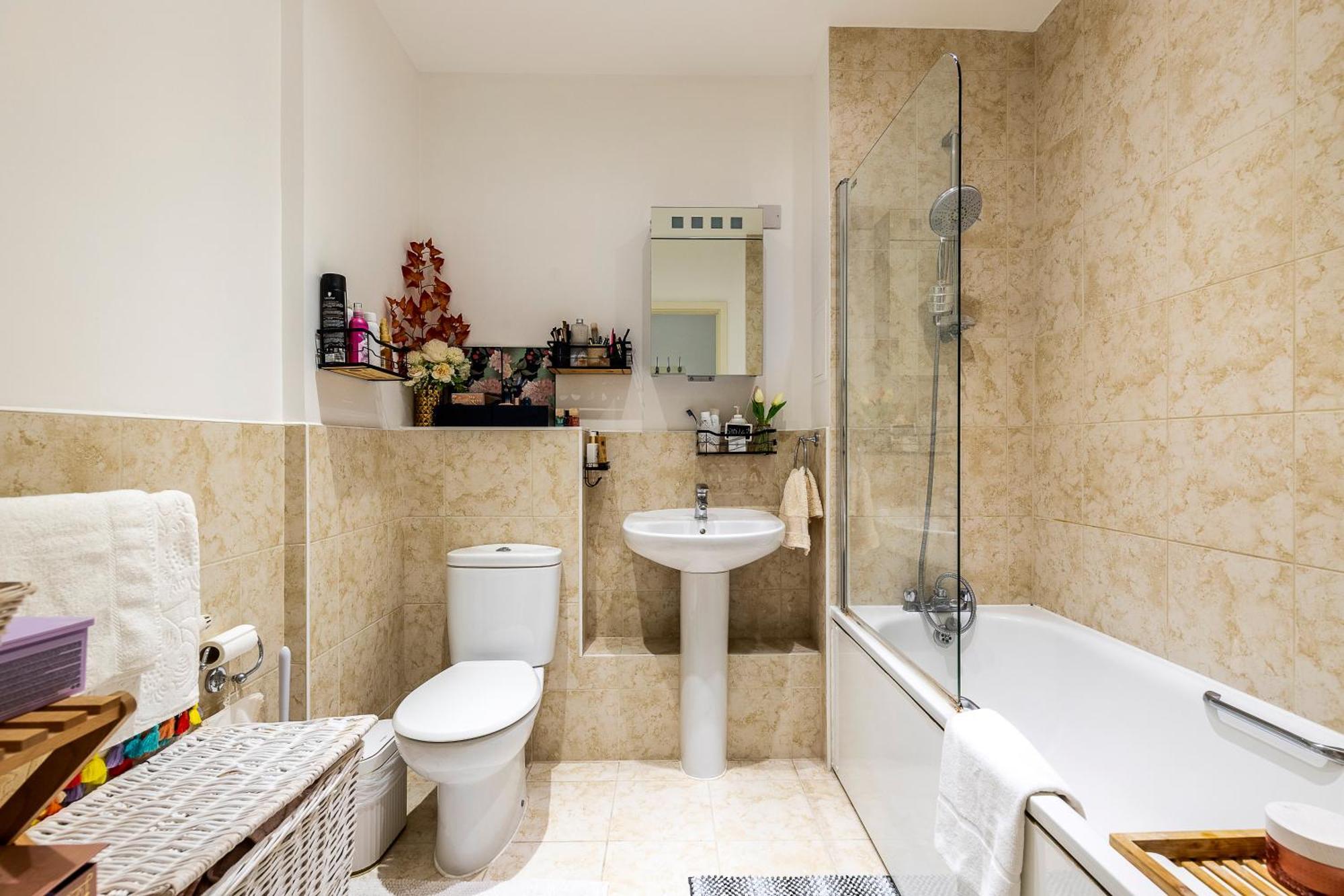 Canary Wharf Retreat With Scenic Balcony Views Apartment *