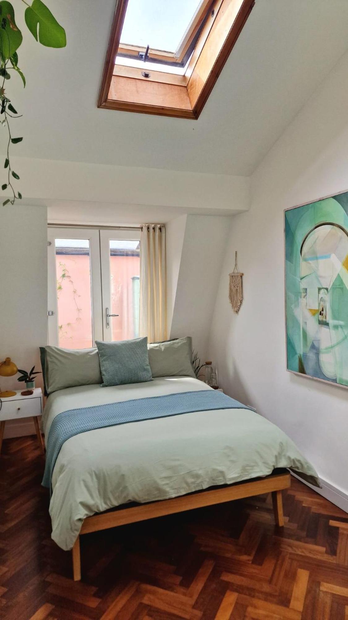 Charming Bedroom In Artist Studio Homestay *