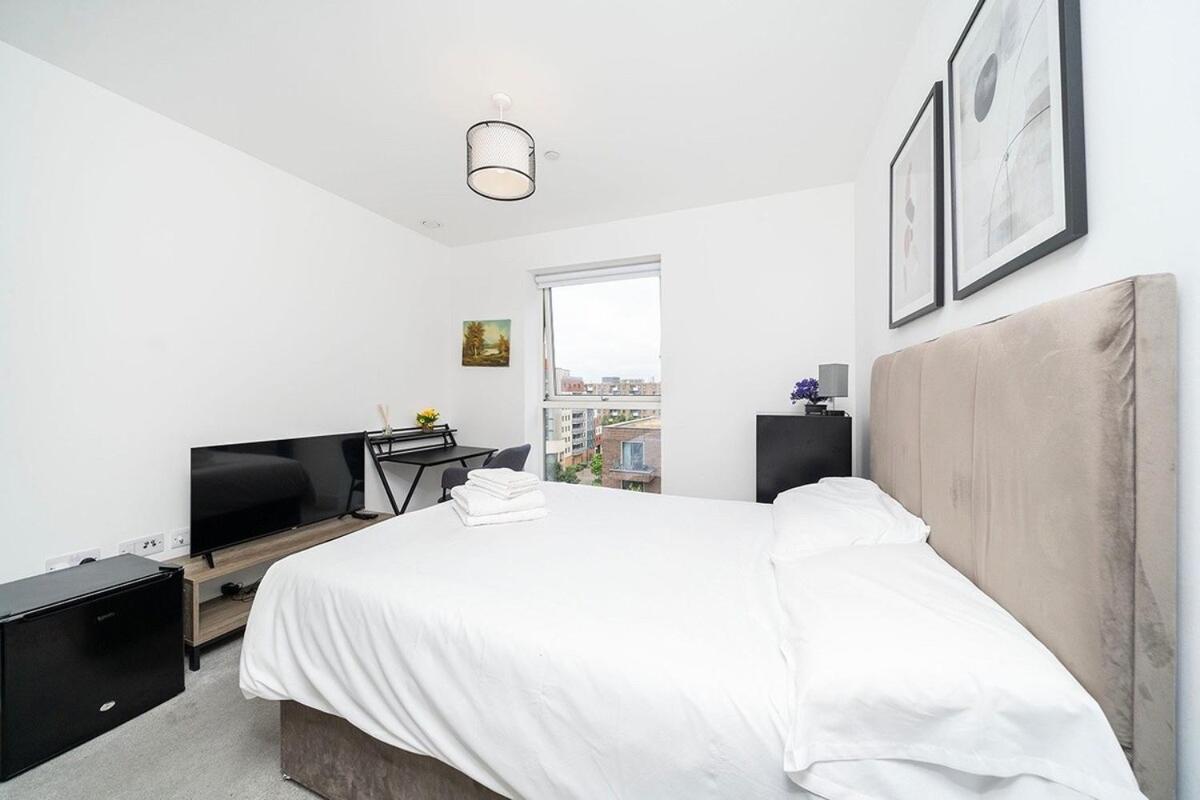 Lejlighed 1br Gem In Shared Near O2 Arena & Excel With Patio, Private Bath, Free Parking & Garden London