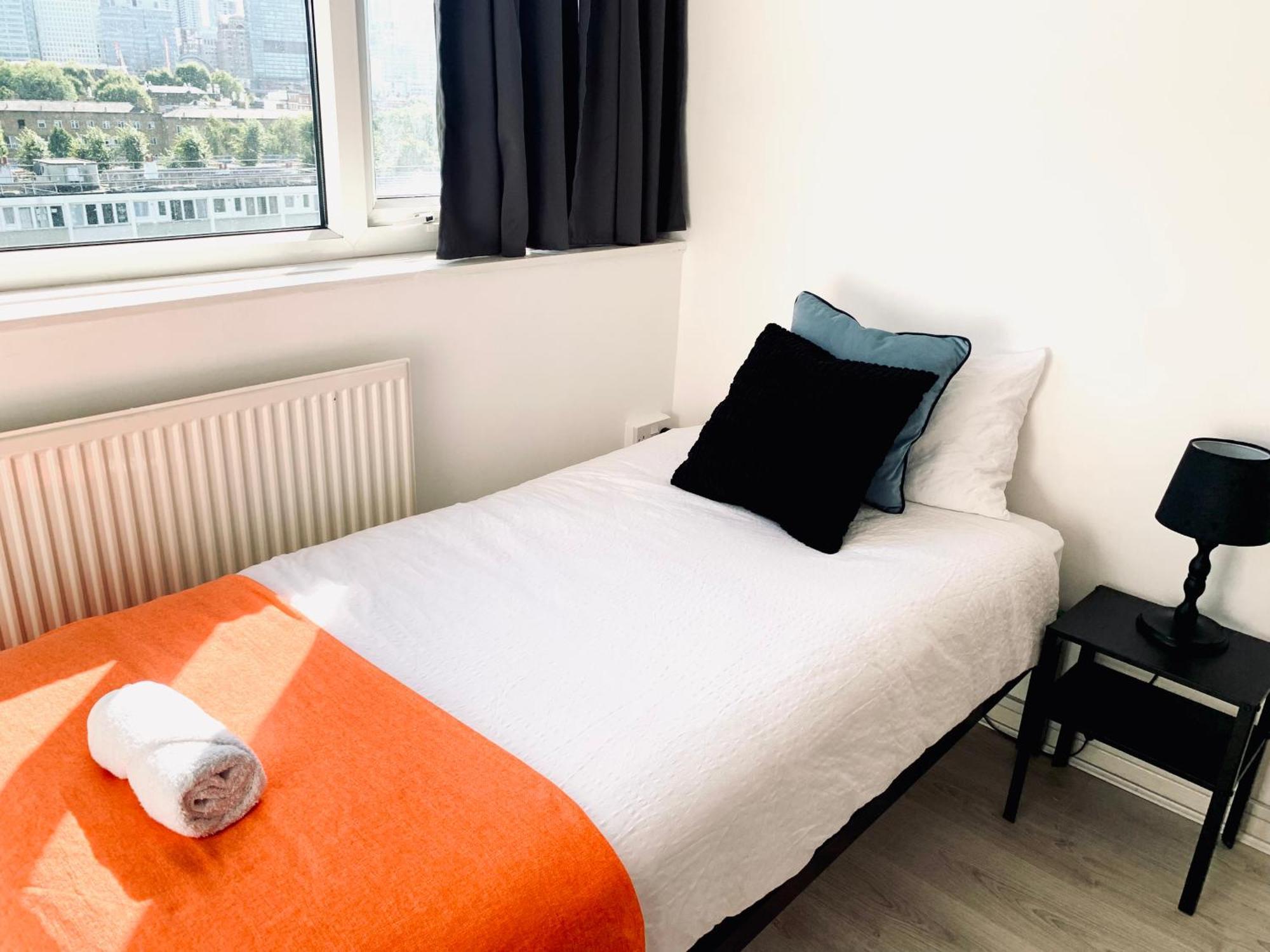 Poplar - Sleep 4-5 - Ideal For Business Travellers & Contractors - Near Canary Wharf And Dlr Station - Parking Tickets Available On Request Lägenhet London