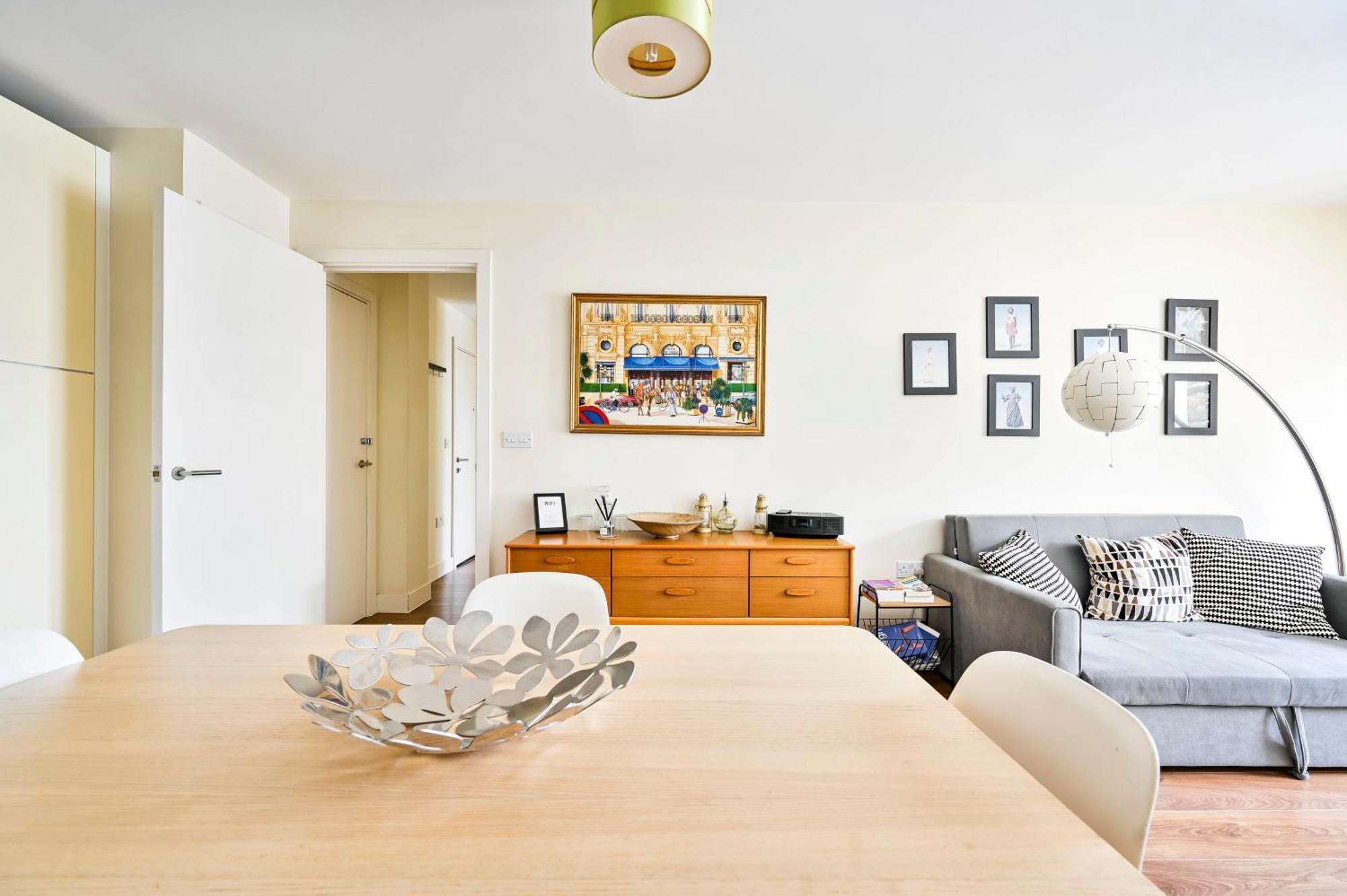 2 Bed Flat Next Old Street Tube Apartment London