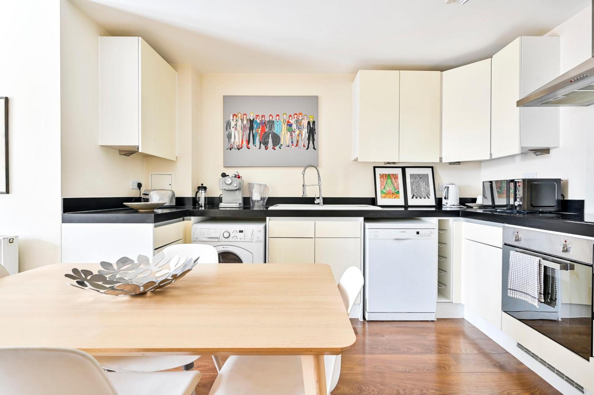2 Bed Flat Next Old Street Tube Apartment London
