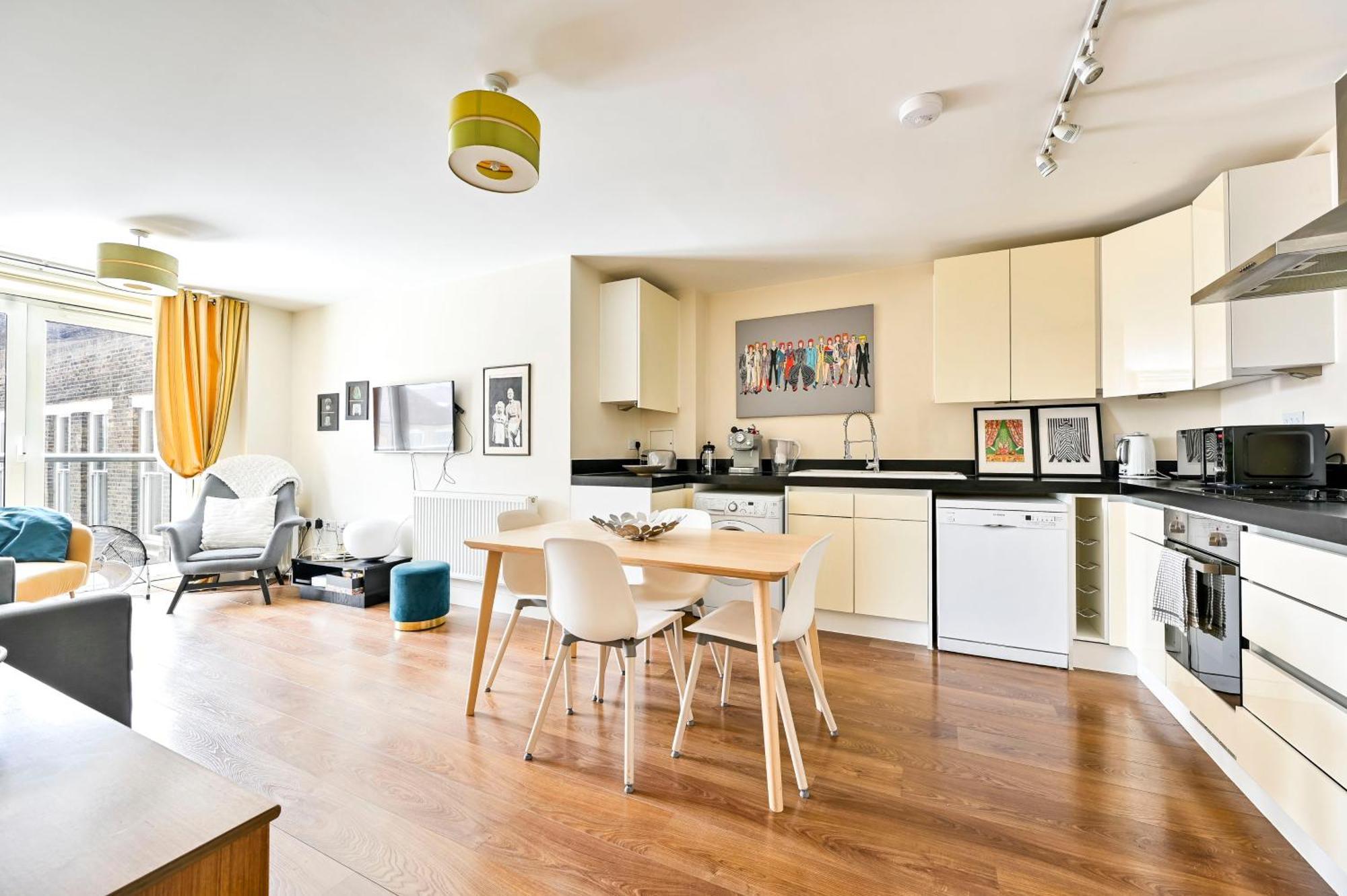 2 Bed Flat Next Old Street Tube London