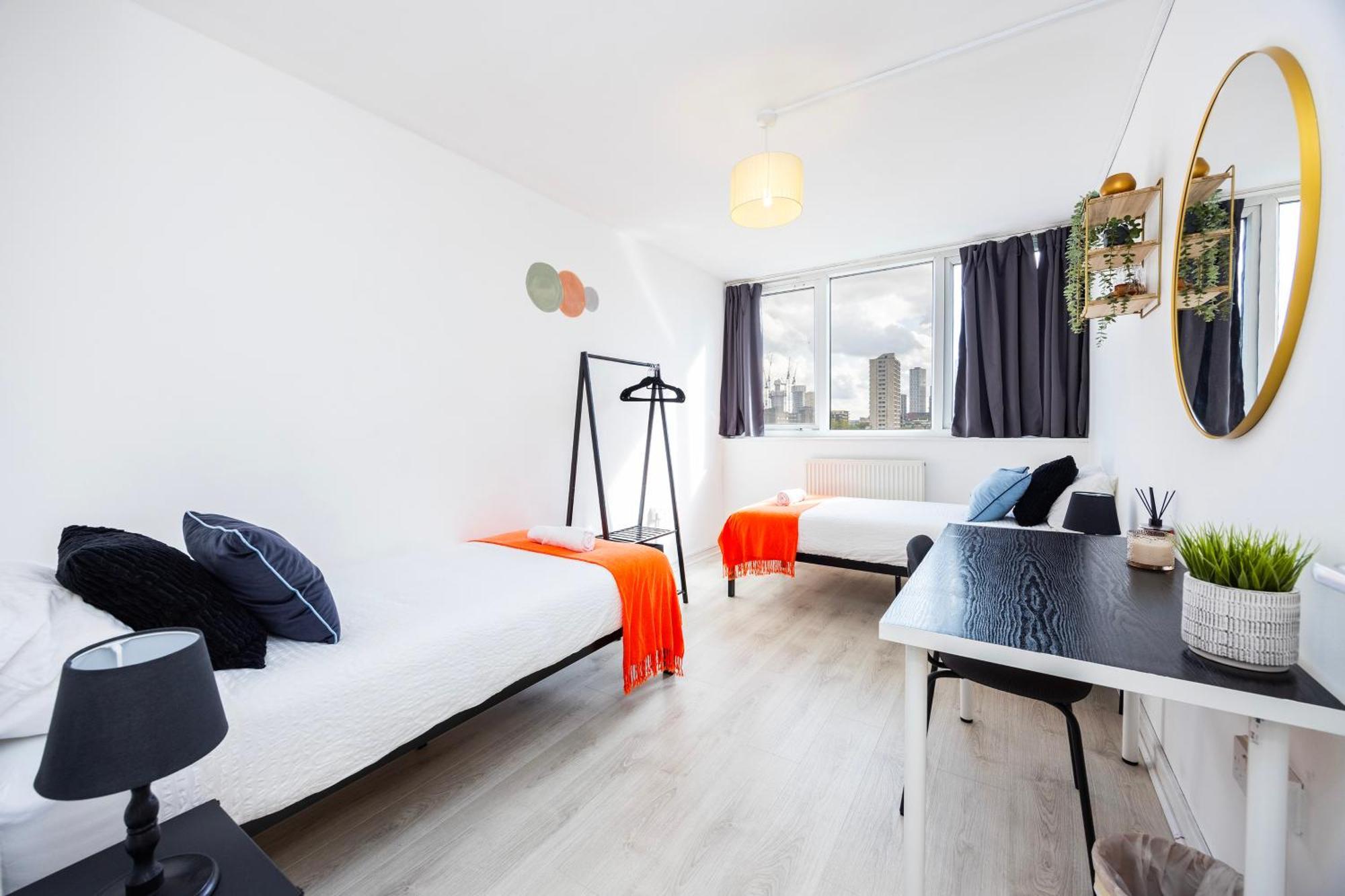 Poplar - Sleep 4-5 - Ideal For Business Travellers & Contractors - Near Canary Wharf And Dlr Station - Parking Tickets Available On Request Lägenhet London