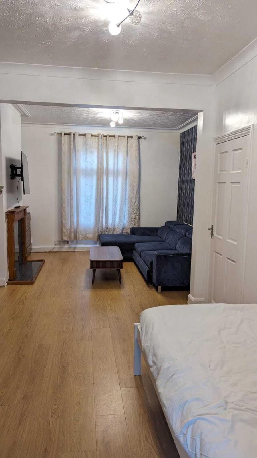 Semesterbostad 3 Bedroom House,4beds, 2 Baths Ilford ,12 Mins To Stratford