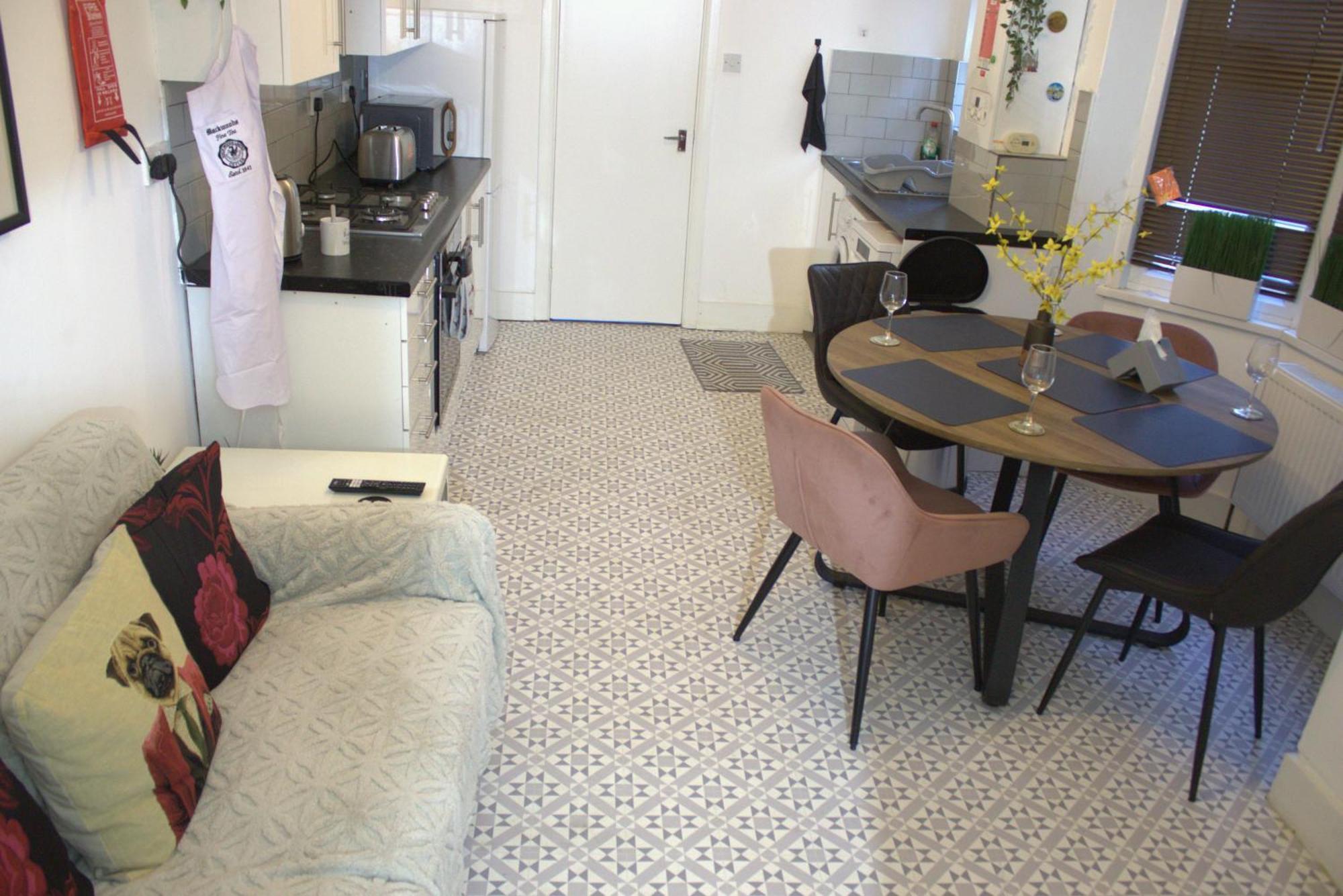 Two Bedroom Flat Near Transport & Shops Lejlighed *