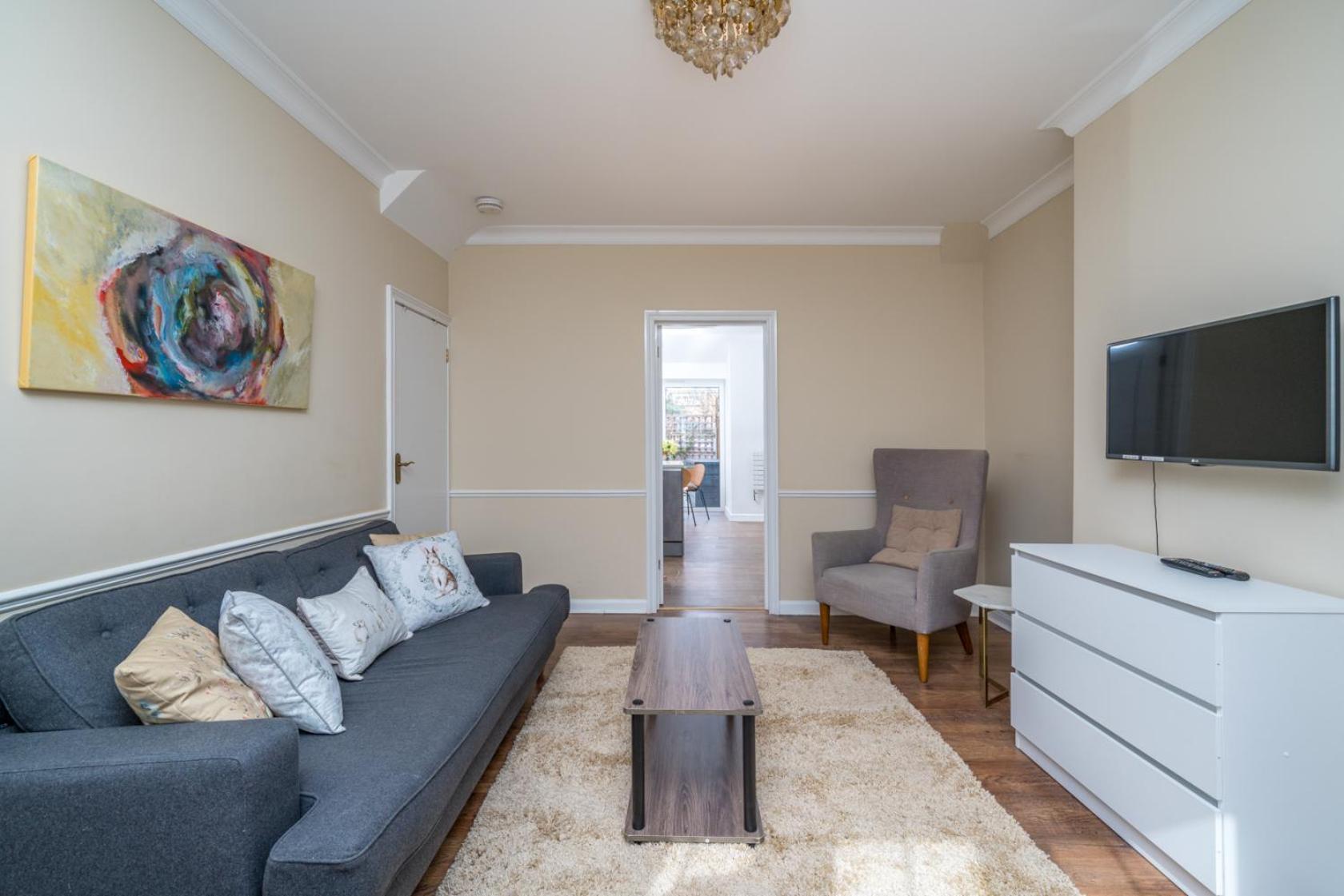Urban Escape - Spacious 3-Bedroom Home Close To Canary Wharf Vakantiehuis Londen
