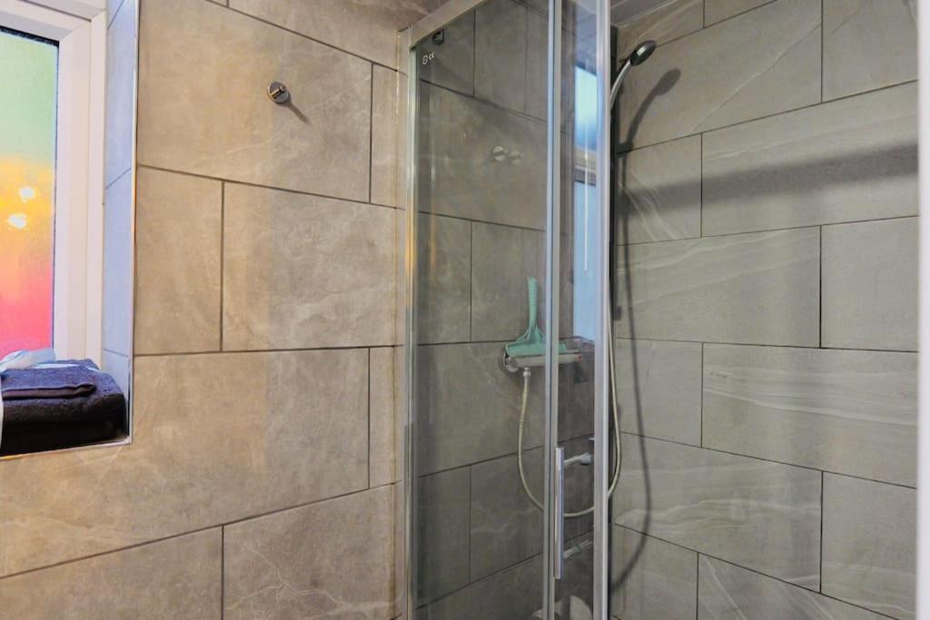 Lejlighed Two Bedroom Flat Near Transport & Shops *