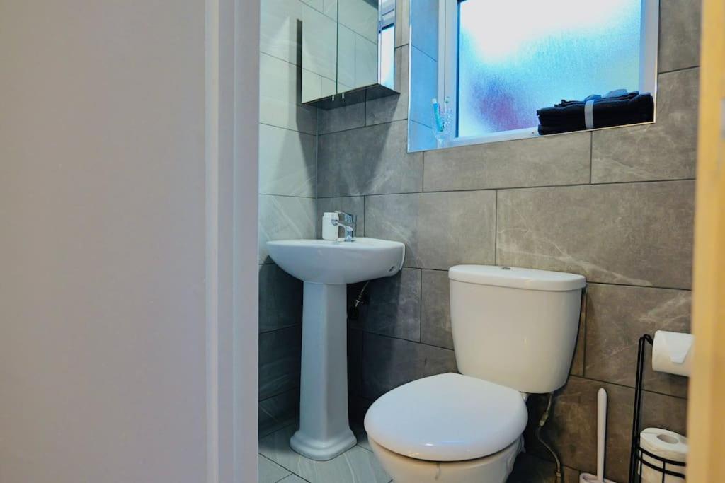 Lejlighed Two Bedroom Flat Near Transport & Shops *