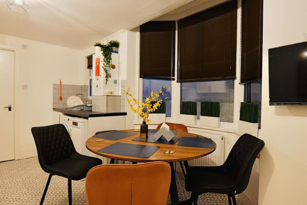 Lejlighed Two Bedroom Flat Near Transport & Shops London