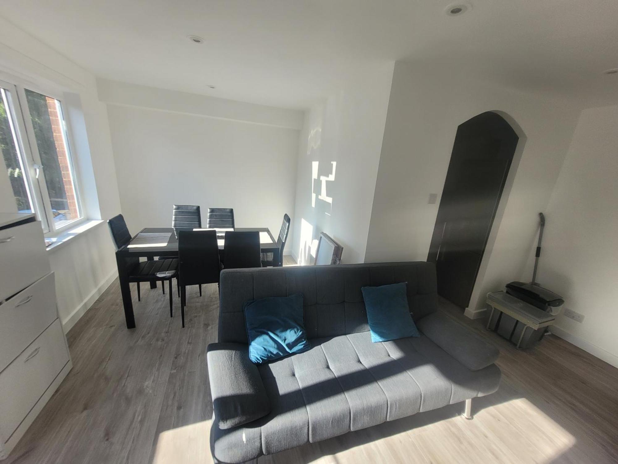 Private Rm In A 2 Bed Near 4 Train Stations Privatunterkunft London