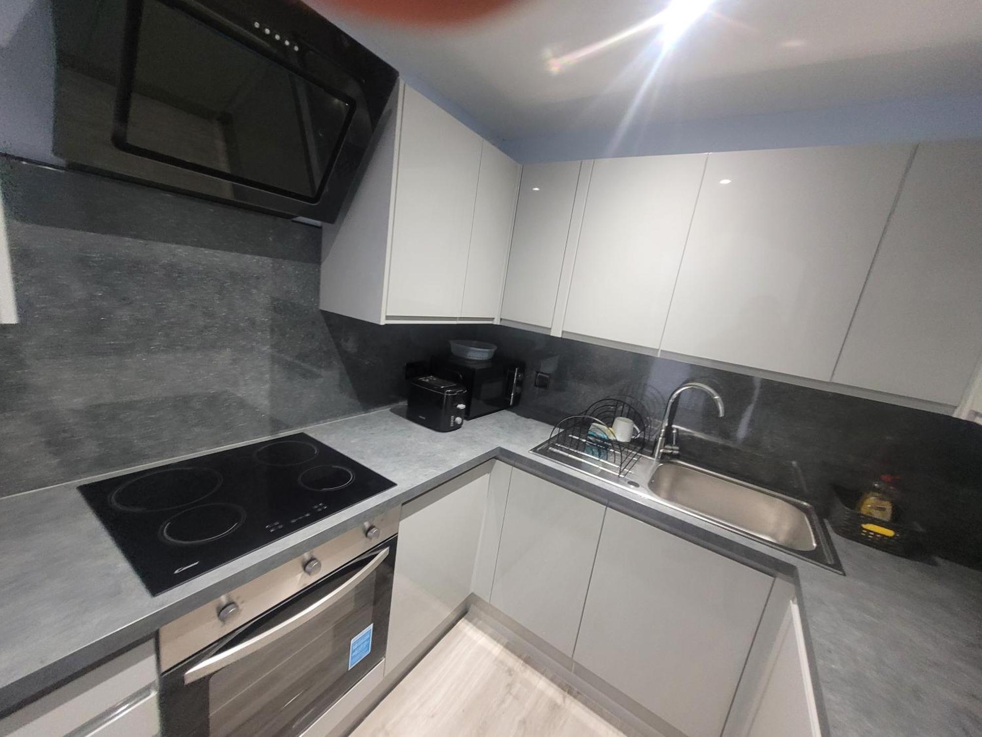 Privatunterkunft Private Rm In A 2 Bed Near 4 Train Stations