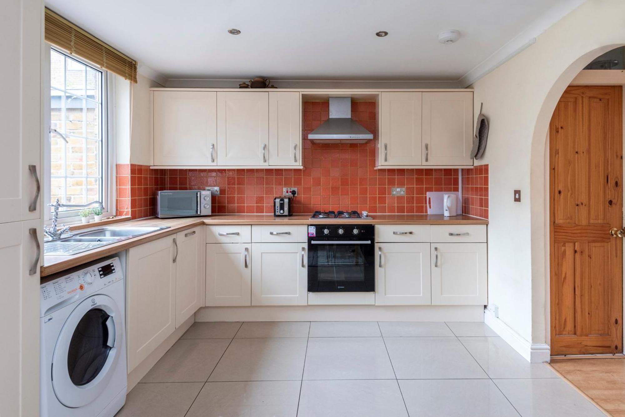 Spacious 3 Bedroom Whitechapel - 9 Mins From Tower Bridge With Free Parking & Garden Feriehus *