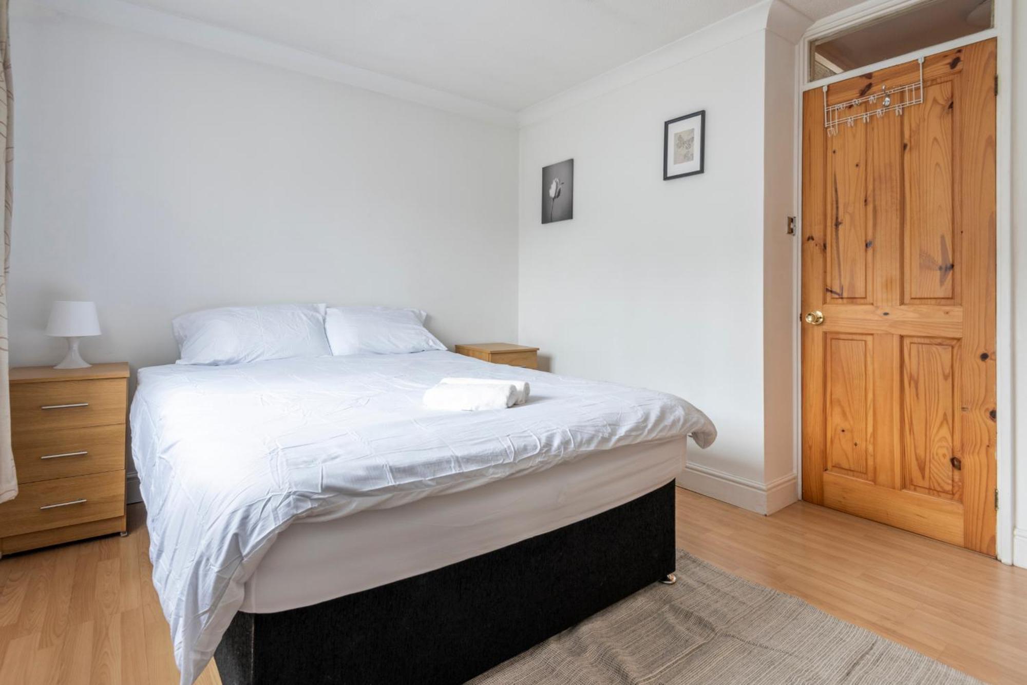 Spacious 3 Bedroom Whitechapel - 9 Mins From Tower Bridge With Free Parking & Garden Feriehus London