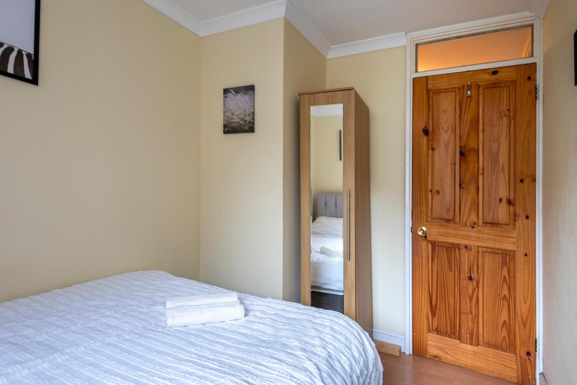 Spacious 3 Bedroom Whitechapel - 9 Mins From Tower Bridge With Free Parking & Garden Feriehus *