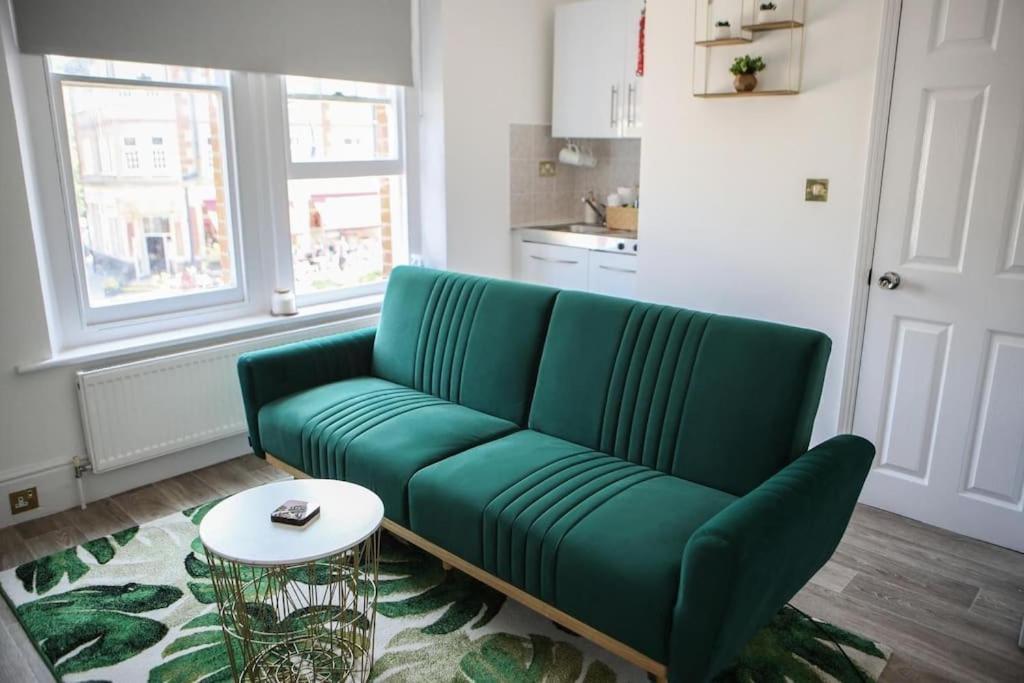 Wanstead Gem! Bright, Cosy & Immaculate 1 Bed On The High Street! Apartment
