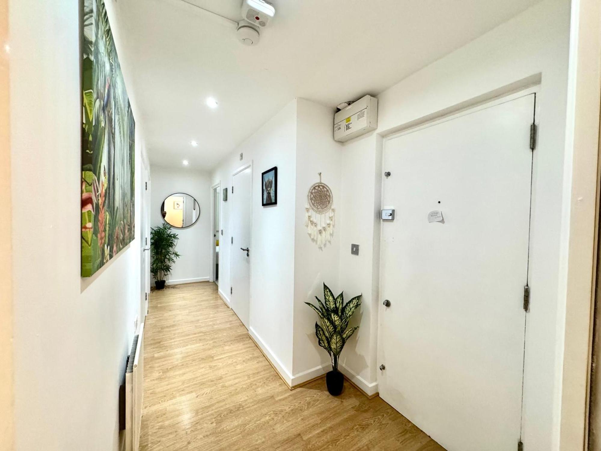 Leilighet 2 Bed, 2 Bath, Ground Floor Whole With Parking, Near & Stratford, Close To Station, Zone 2