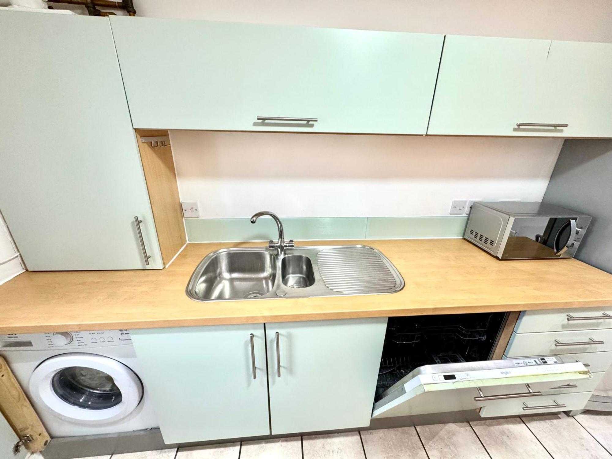 2 Bed, 2 Bath, Ground Floor Whole With Parking, Near & Stratford, Close To Station, Zone 2 Leilighet London
