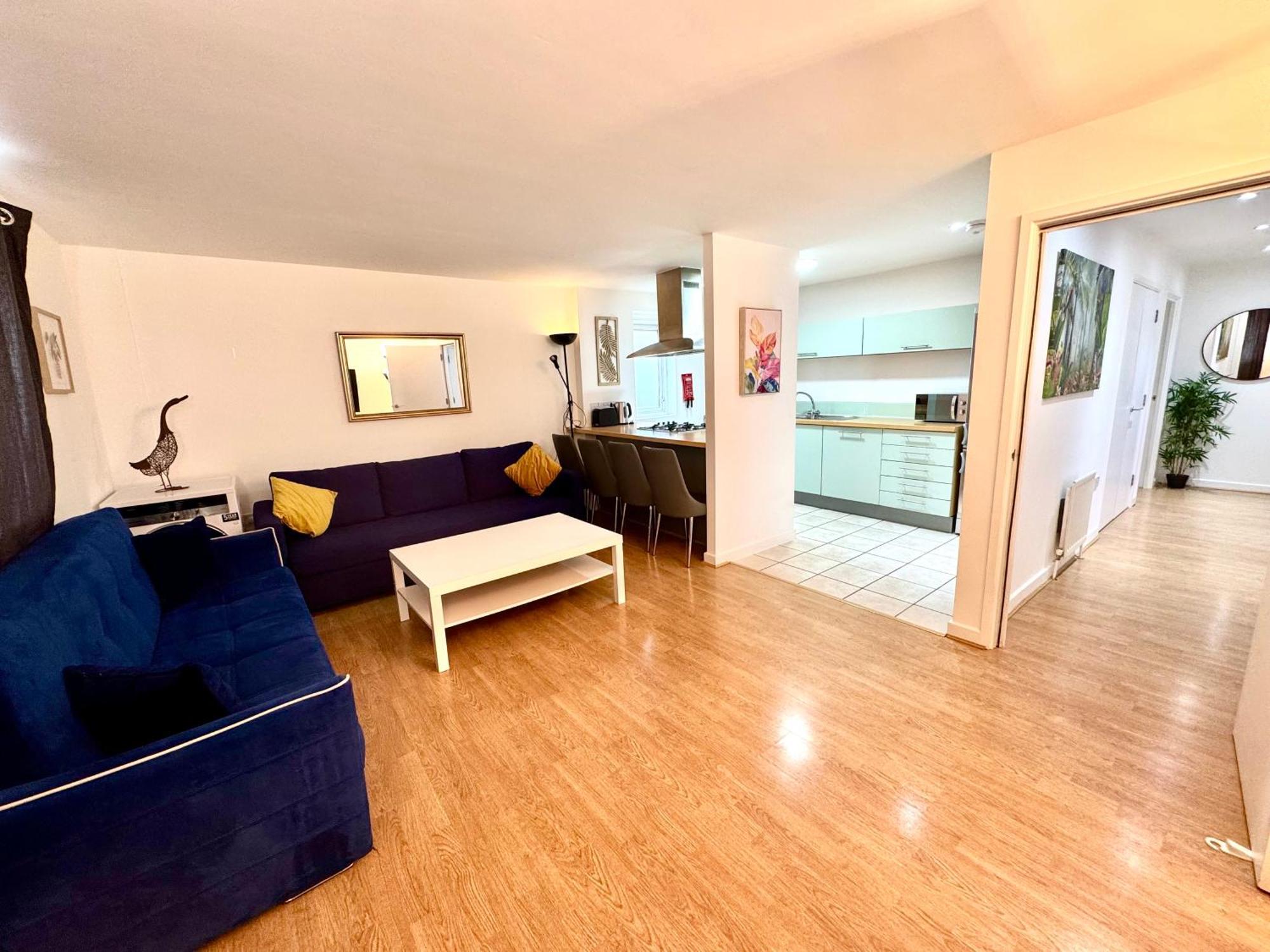 Leilighet 2 Bed, 2 Bath, Ground Floor Whole With Parking, Near & Stratford, Close To Station, Zone 2