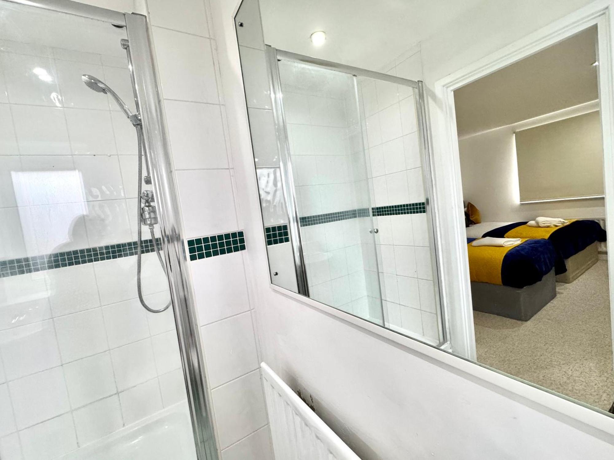2 Bed, 2 Bath, Ground Floor Whole With Parking, Near & Stratford, Close To Station, Zone 2 Leilighet *