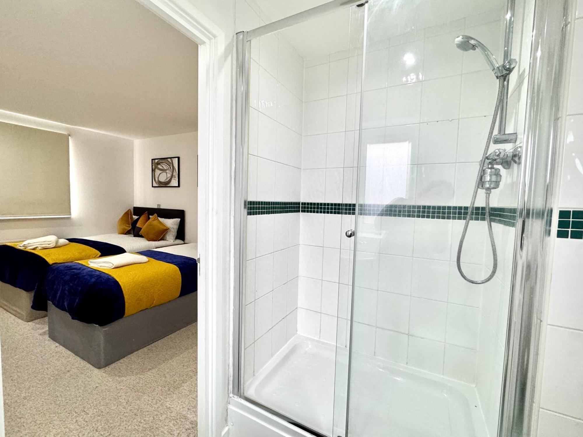 2 Bed, 2 Bath, Ground Floor Whole With Parking, Near & Stratford, Close To Station, Zone 2 Leilighet *