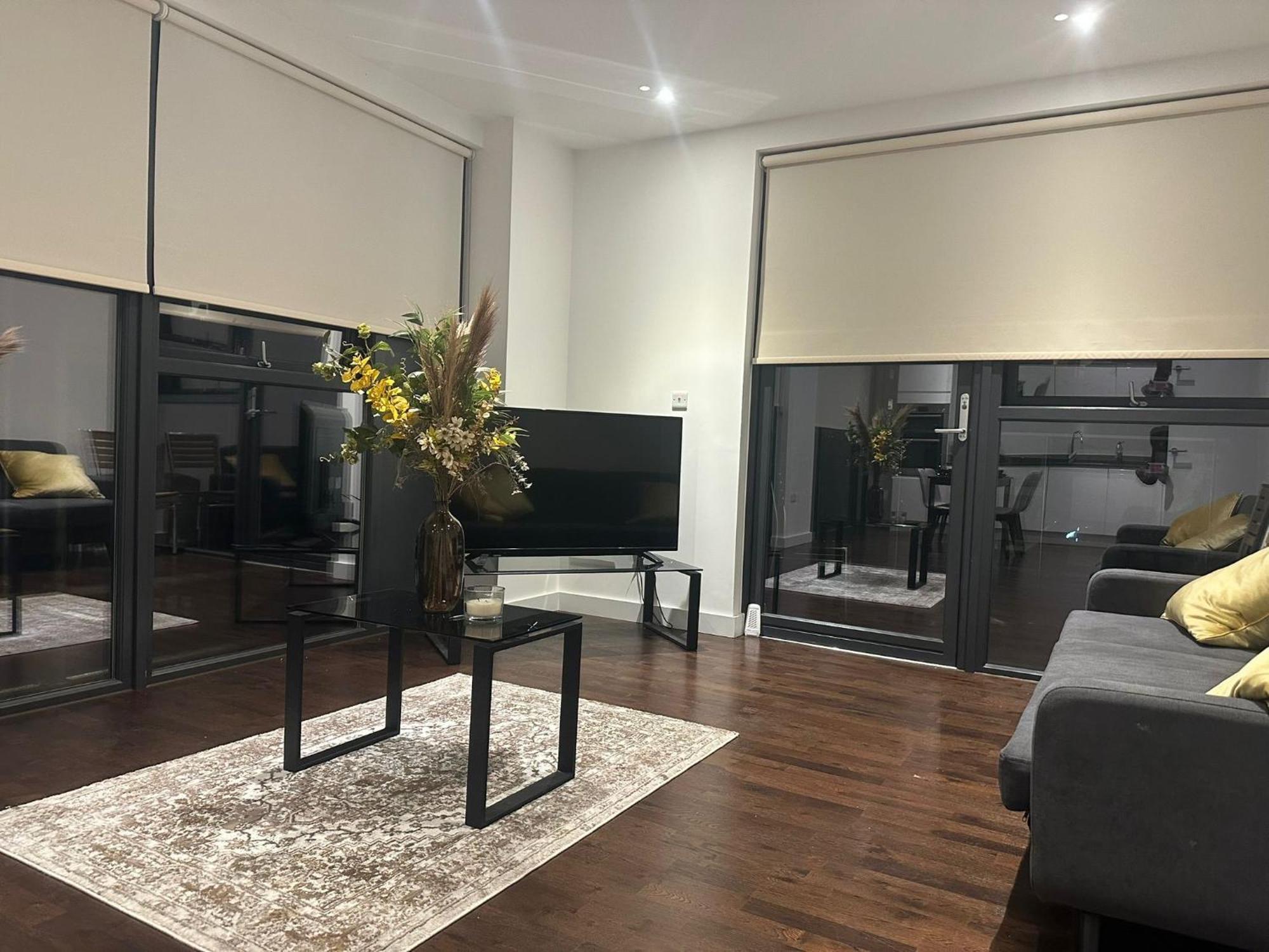A Beautiful Two Bedroom Two Bathroom Apartment, A Few Minutes From The Iconic 02 Arena Londra