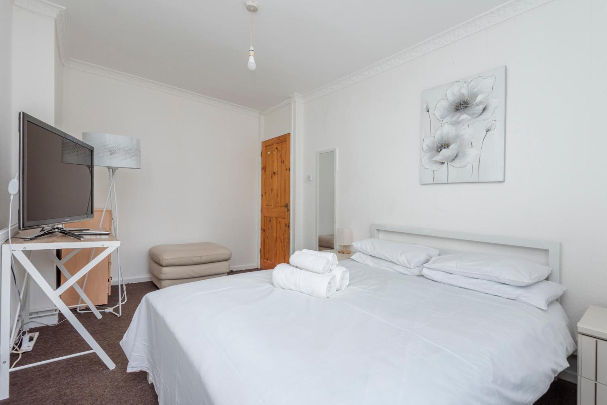 Entire 3 Bedroom Luxury In With Private Balcony * London