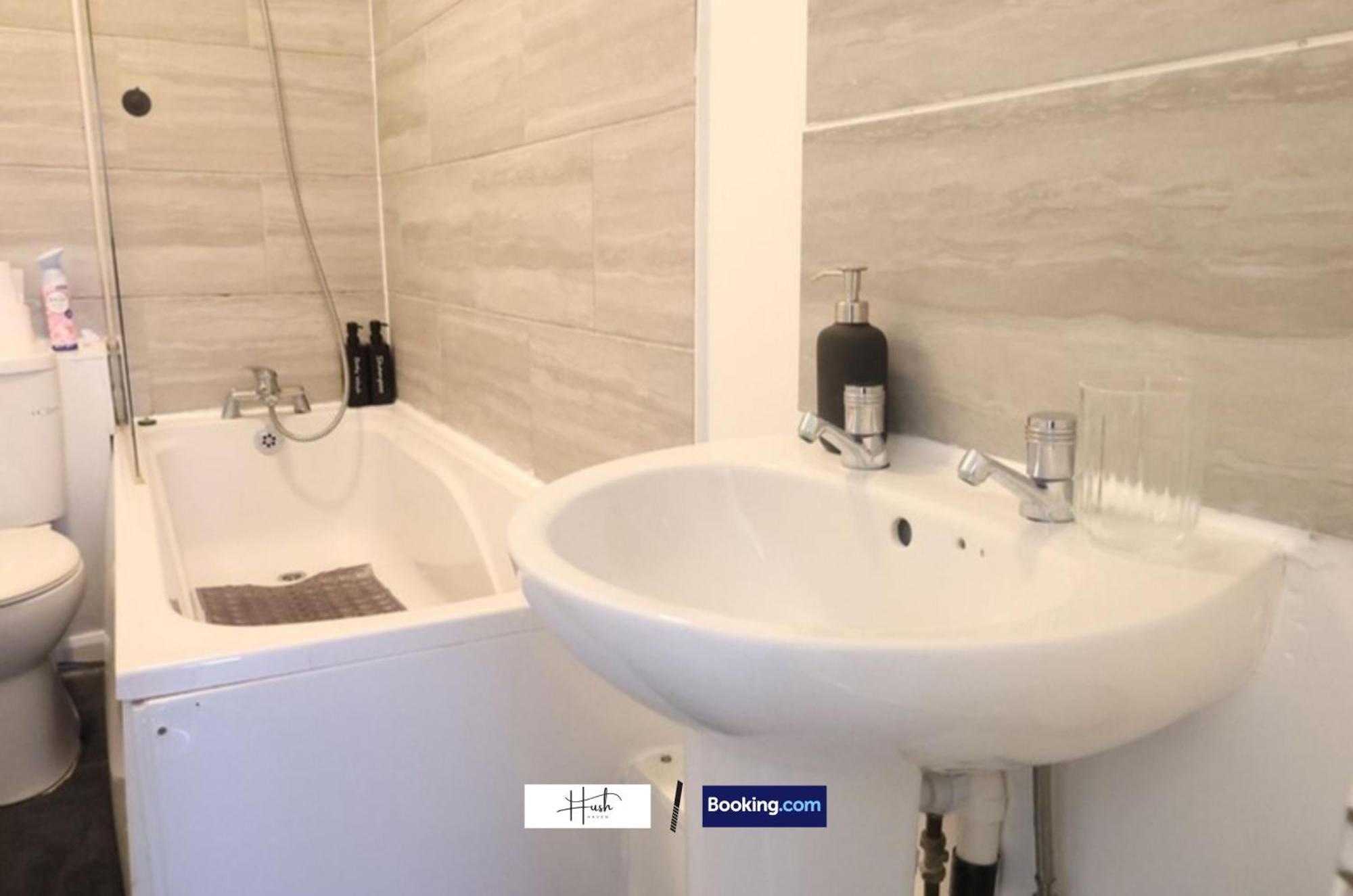 2 Bedroom Flat By Hush Haven Homes Short Lets And Serviced With Garden & Free Parking Near Excel, Lcy Airport * Londen