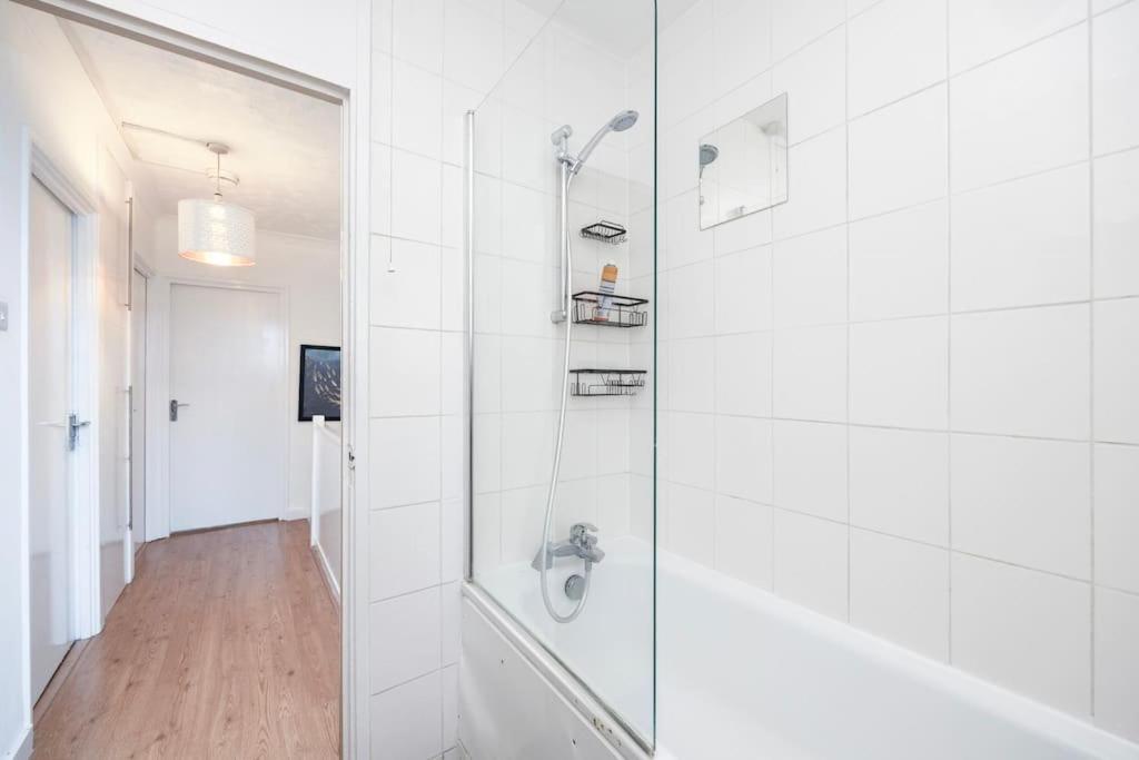 Apartment 12 Halstead Niu
