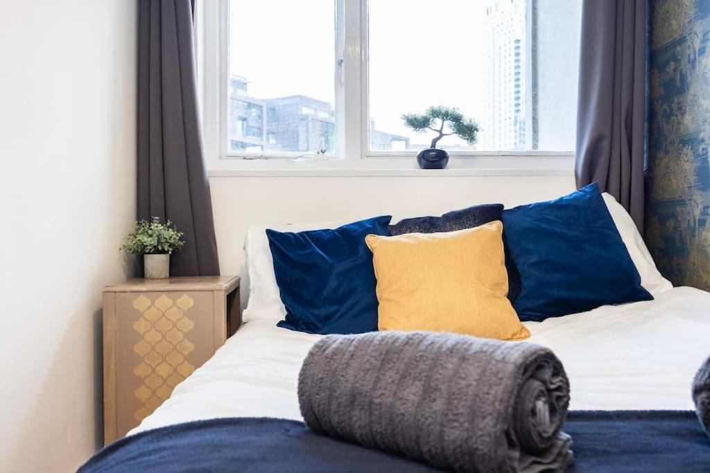 12 Halstead Niu * London