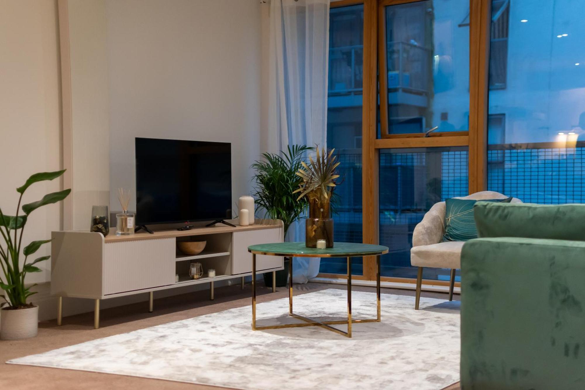 Cosy 2 Bed Hackney Apartment Sleeps 8 London