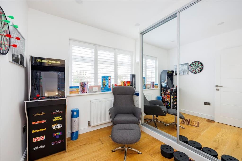 5 Bedroom Home, London, Games , Pool Table , Air Hockey Weekly & Monthly Offers With Free Parking Appartement Londen
