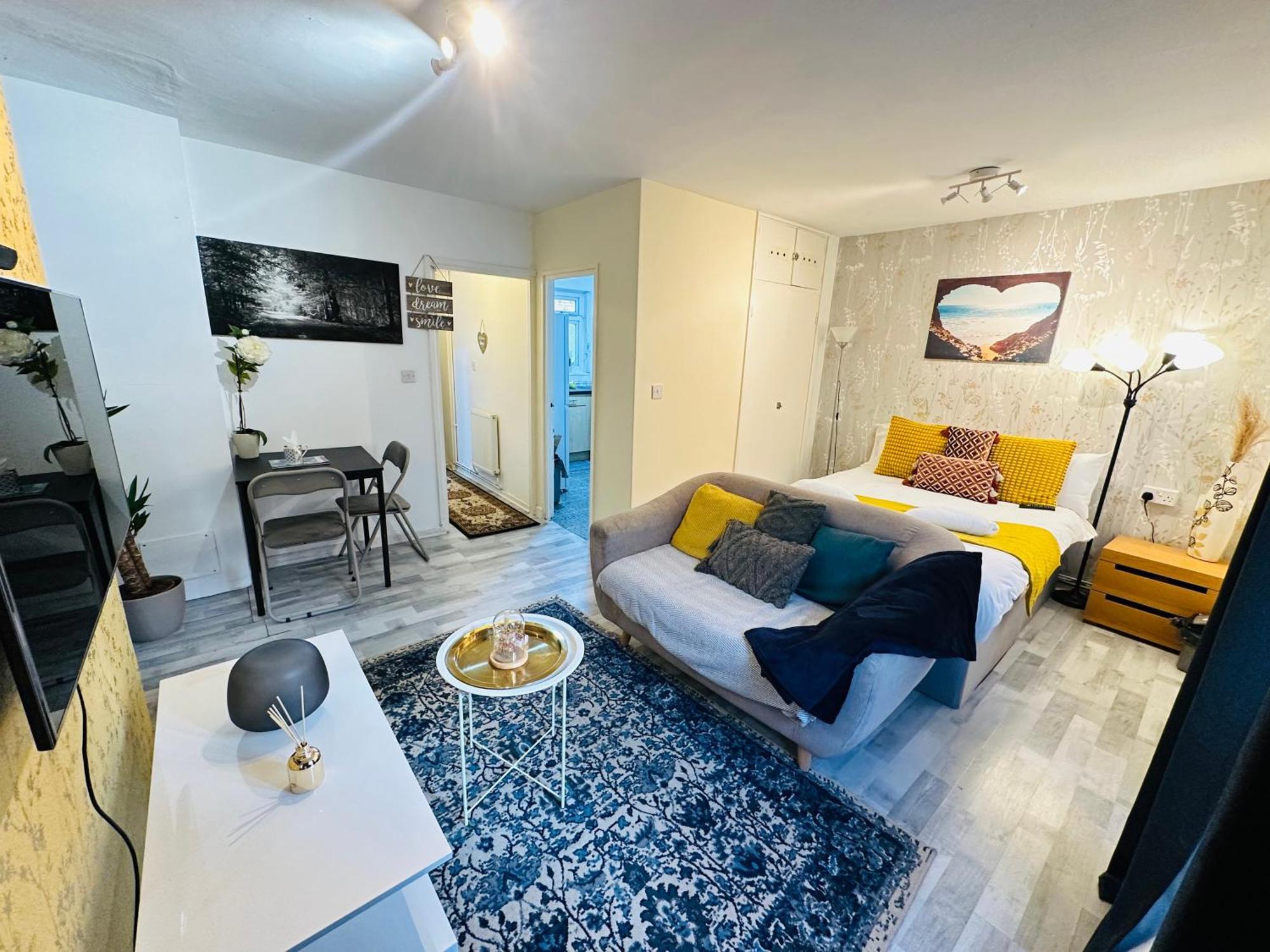 In London, Bethnal Apartment *