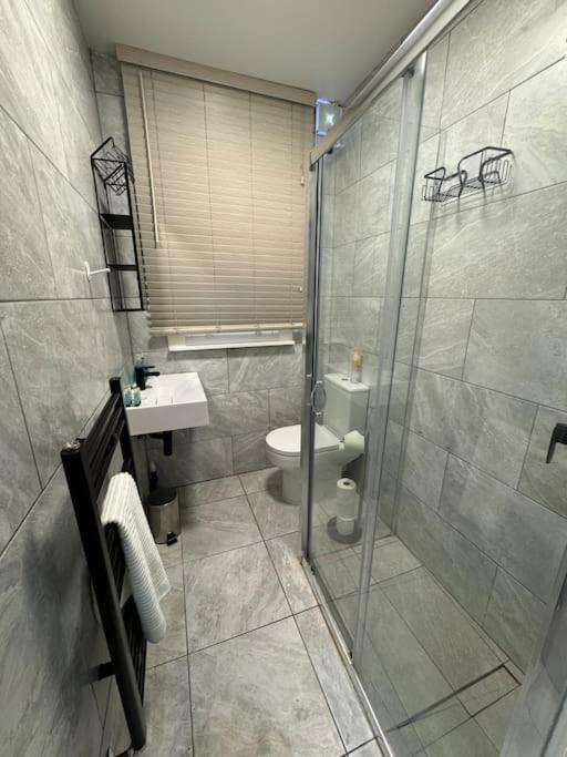East London 2 Bed Garden Flat! 1 Min From Station! Lejlighed
