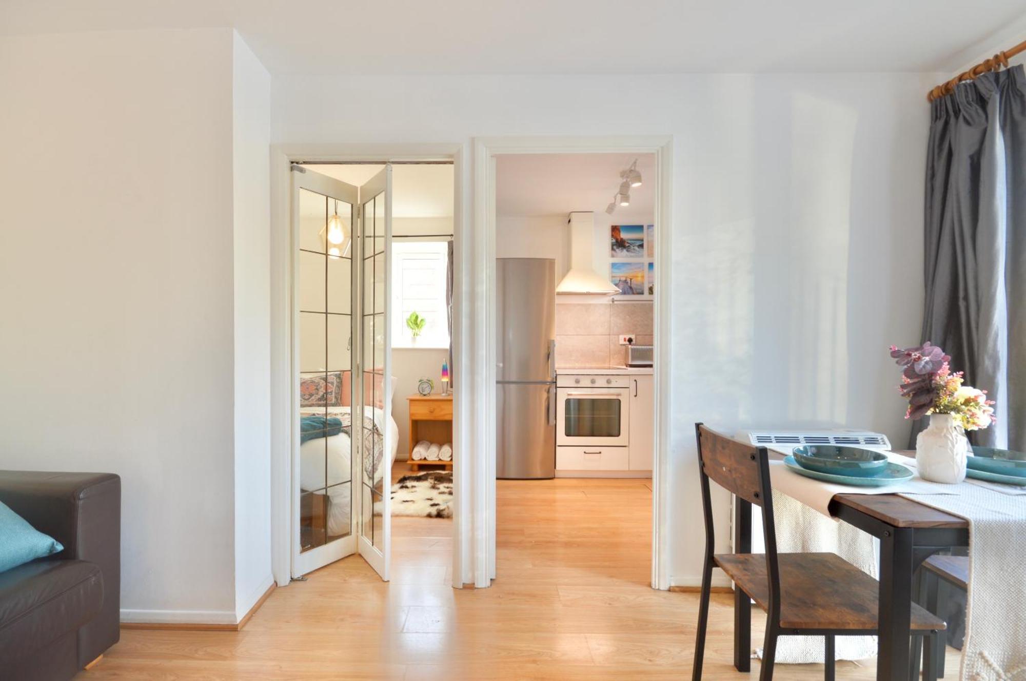 Silver Street Apartment *