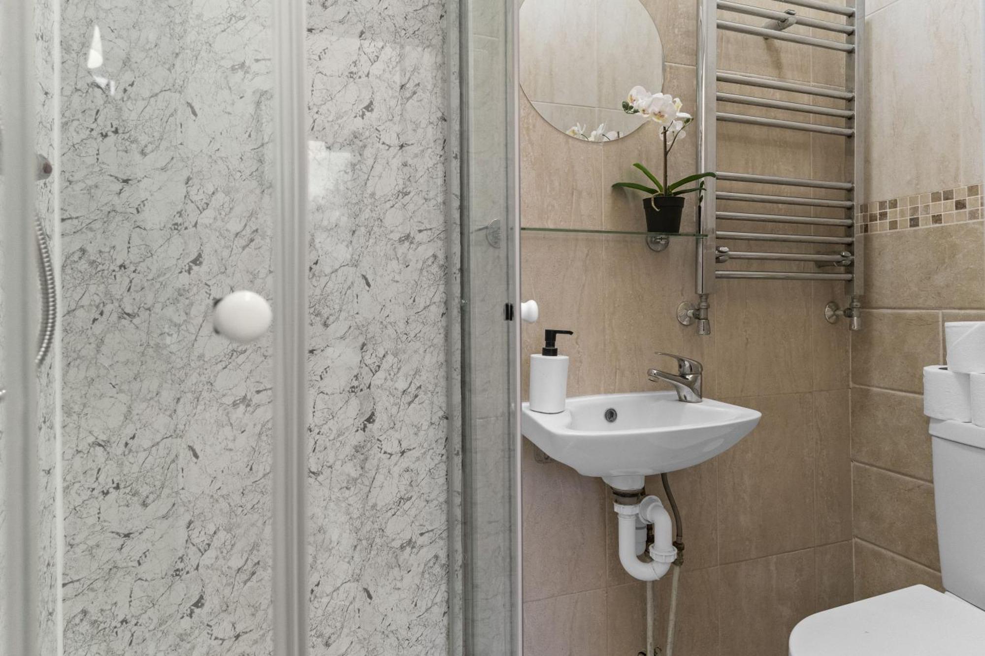 Affordable One Bedroom & In * Londen