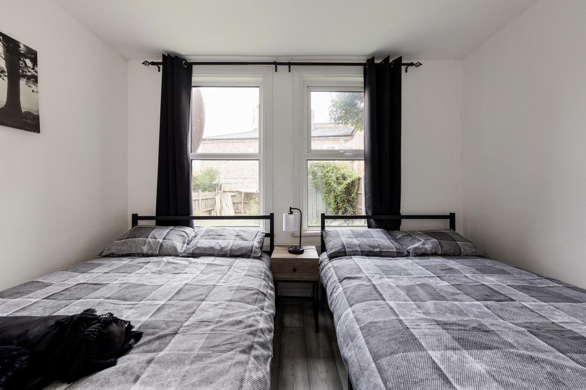 Beautifully Modern 2-bed W/garden Appartement