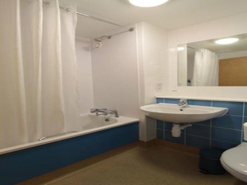 Travelodge City Airport 3*