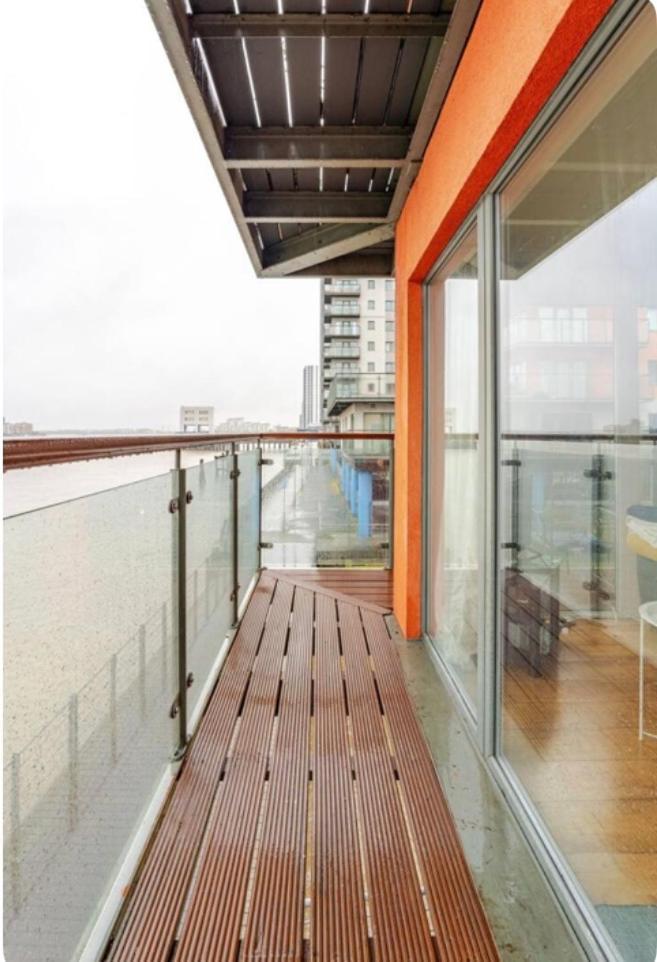 Amazing River View 2 Bedroom Apartment, Sleeps 6 , Balcony And Parking Appartement *