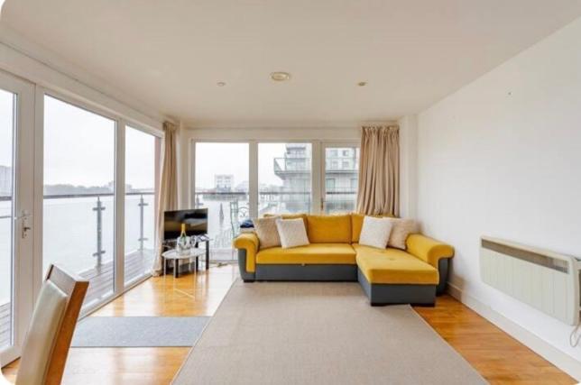 Amazing River View 2 Bedroom Apartment, Sleeps 6 , Balcony And Parking Appartement