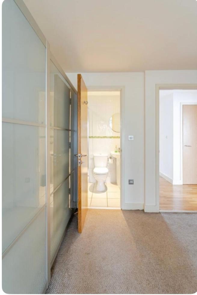 Amazing River View 2 Bedroom Apartment, Sleeps 6 , Balcony And Parking Appartement Londres