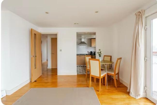 Amazing River View 2 Bedroom Apartment, Sleeps 6 , Balcony And Parking Appartement Londres