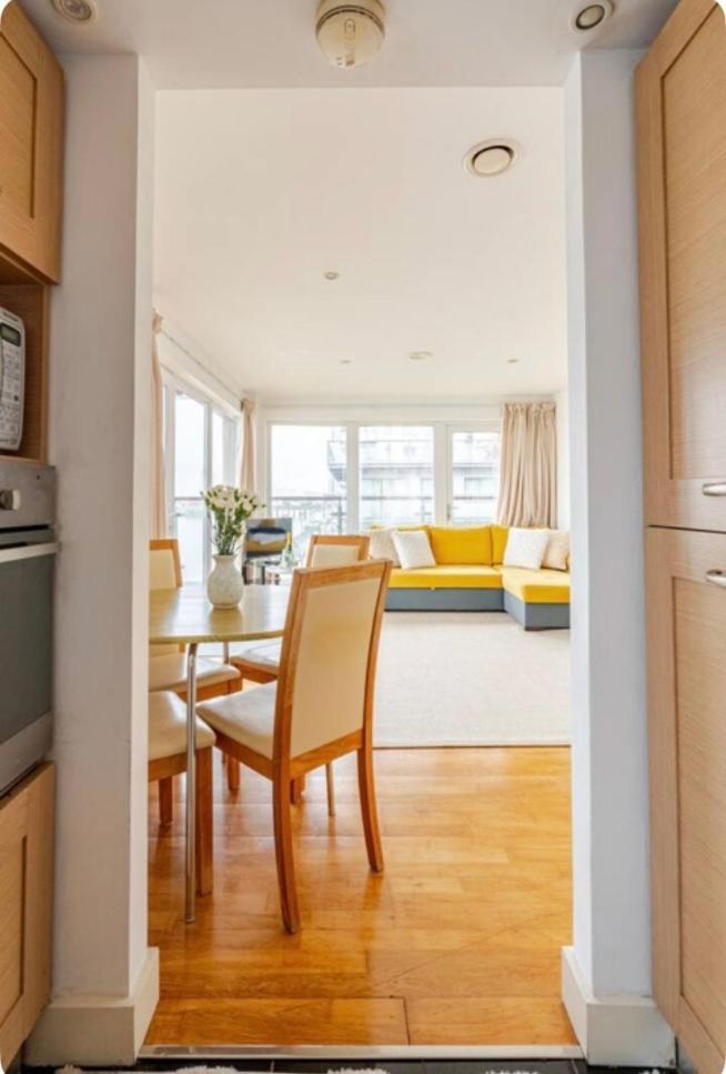 Amazing River View 2 Bedroom Apartment, Sleeps 6 , Balcony And Parking Appartement