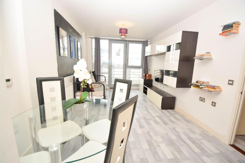 Giogio - Comfortable Stratford Flat With Stunning Views