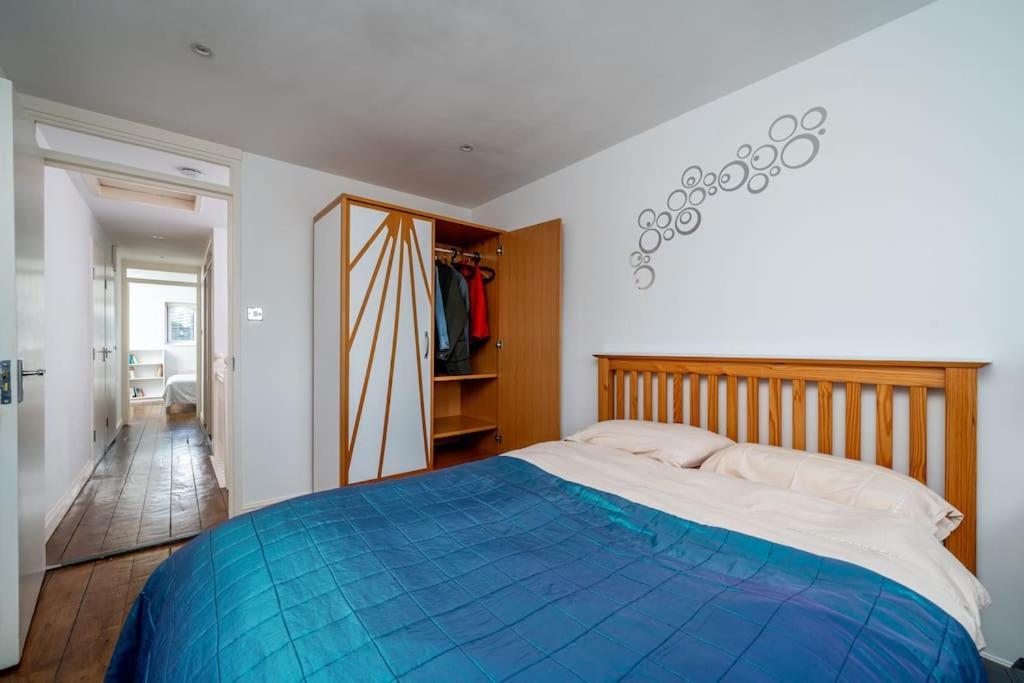 Bright Spacious 2 Bedroom Flat In Zone One Apartment *